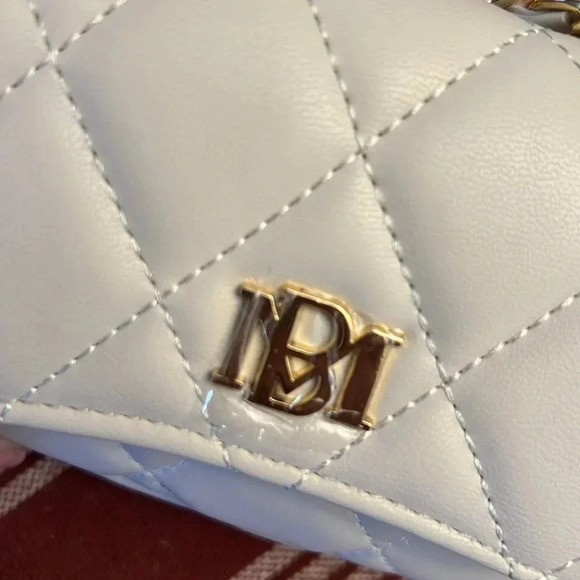 Badgley Mischka Mini Purse Key Clip Vegan Leather Off White Quilted NEW - Picture 2 of 7